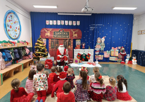 Dzieci słuchają opowieści św. Mikołaja