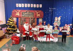 Mikołaj wręcza dzieciom prezenty