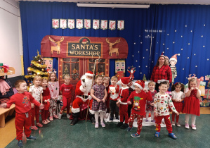 Dzieci z grupy Stokrotki pozują do wspólnego zdjęcia z Mikołajem