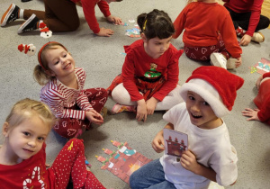 Dzieci dekorują kominek wg kodu.