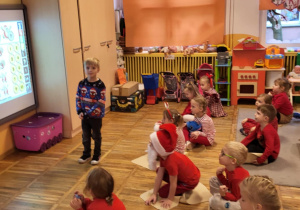 Chłopiec liczy Mikołaje.