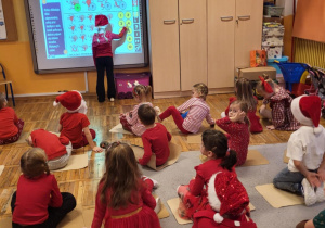 Dziewczynka liczy Mikołaje, zaznacza odpowiednią cyfrę.