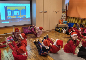 Dzieci uczestniczą w zabawie ,,Ruszaj się jak Mikołaj”.