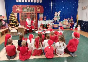 Na zdjęciu widzimy dzieci z grupy Odkrywcy witające Świętego Mikołaja.