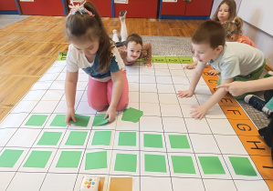 Dziewczynka układa choinkę dla robota Zosi