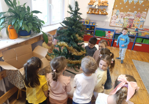 Dzieci przygotowują się do ozdabiania choinki