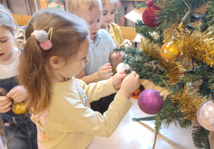 Ozdabianie choinki przez dzieci.