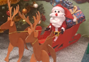 Dekoracja wykonana przez dzieci z pomocą pań.