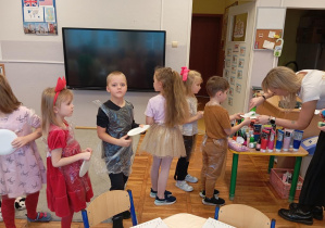 Na zdjęciu widzimy dzieci z grupy Odkrywcy podczas wybierania kolorów farb.