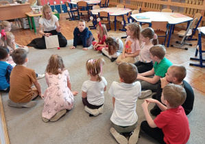 Na zdjęciu widzimy „Pleciugę” podczas demonstracji nawijania kolorowej włóczki.