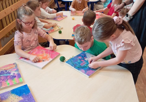 Na zdjęciu widzimy dzieci z grupy Odkrywcy podczas wykonywania „lamp”