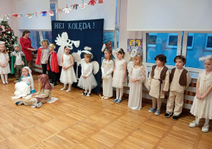 Zdjęcie przedstawia dzieci śpiewające kolędę.