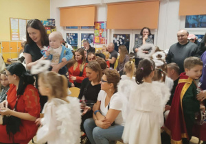 Dzieci wręczają samodzielnie wykonane upominki.