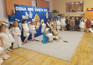 Dzieci śpiewają pastorałkę.