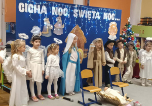 Dzieci składają świąteczne życzenia.