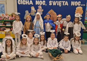 Wspaniale prezentują się mali aktorzy występujący w przedstawieniu.