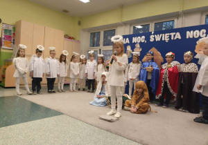 Dziewczynka kontynuuje opowiadanie historii.