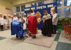 Trzej Królowie ofiarowują swoje cenne dary.