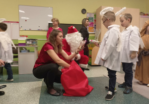 Na dzisiejszej uroczystości pojawił się znakomity gość. Sprawił małym aktorom miłą niespodziankę.