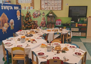 Stoły z potrawami wigilijnymi.