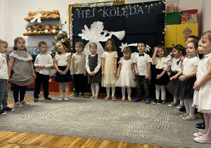 Przedszkolaki podczas śpiewania piosenki „Nadchodzą święta”.