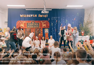 Zdjęcie przedstawia dzieci oglądające przedstawienie w wykonaniu nauczycieli.