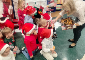 Poczęstunek ciastkami.