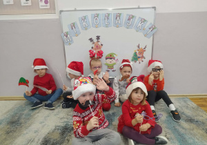 Pamiątkowe zdjęcie z akcesoriami.