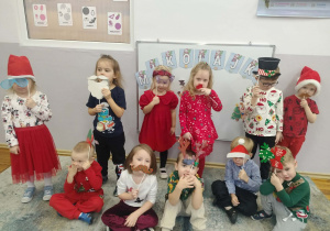 Grupowe zdjęcie z akcesoriami.