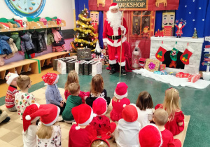 Dzieci podczas spotkania z Mikołajem.