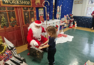 Chłopiec odbiera prezent.