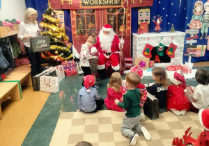 Wręczanie prezentu.