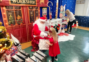 Dziewczynka odbiera prezent.