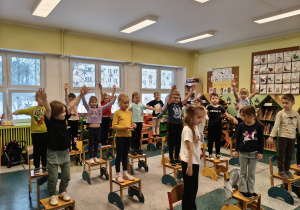 Dzieci uczą się matematyki poprzez zabawe z krzesełkami.