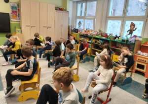 Dzieci uczą się matematyki poprzez zabawe z krzesełkami.