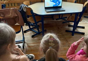 Dzieci oglądają film do zadań projektowych dotyczących Pana Bojka