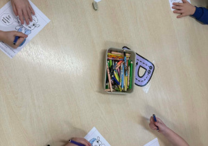 Dzieci wykonują zadania projektowe do swoich albumów