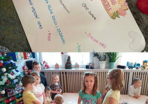 Kolaż przedstawia aktywności Smerfów i Odkrywców w Tygodniu Życzliwości