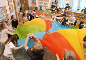 Zabawy z chustą animacyjną i śnieżynkami.