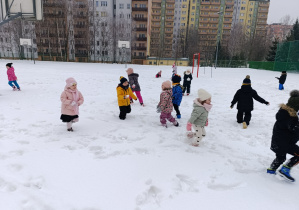 Dzieci rzucają się śnieżkami.