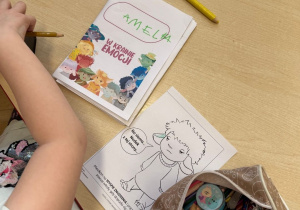 Dzieci uzupełniają swoje albumy z kolejnym czuciakiem