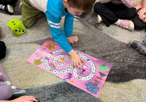 Dzieci graja w grę planszową z czuciakami