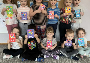 3.Grupa Stokrotki pozuje do zdjęcia z wykonanymi laurkami dla mieszkańców DPS.