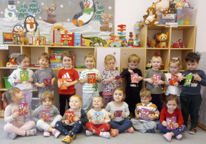 6.Grupa Biedronki pozuje do zdjęcia prezentując wykonane laurki.
