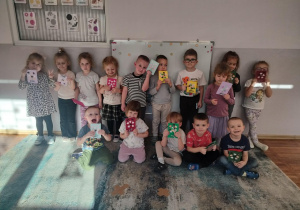 8.Przedszkolaki grupy Słoneczka pozują do zdjęcia z wykonanymi laurkami.