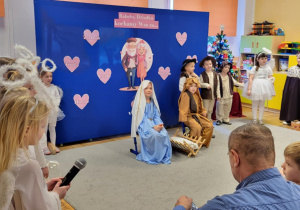 Dzieci z grupy Żabki podczas prezentowania świątecznego programu artystycznego z okazji Dnia Babci i Dziadka.