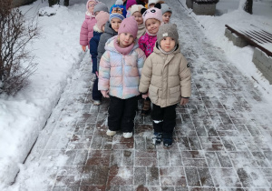 Dzieci podczas spaceru.