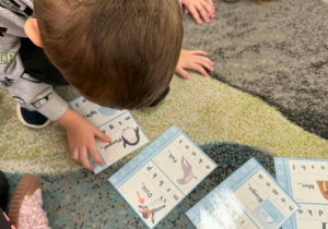 Dzieci doskonalą czytanie słów i wskazują na brakujące litery w słowach