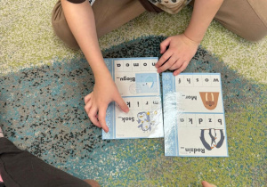 Dzieci doskonalą czytanie słów i wskazują na brakujące litery w słowach