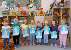 Przedszkolaki prezentują wykonaną pracę